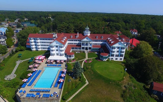 Maine's Iconic Colony Hotel Offers Poolside Dining & Entertainment